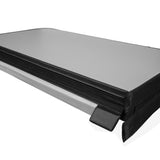 Tapis de sol gris avec bords noirs, surface lisse et résistante, idéal pour les activités sportives et le fitness