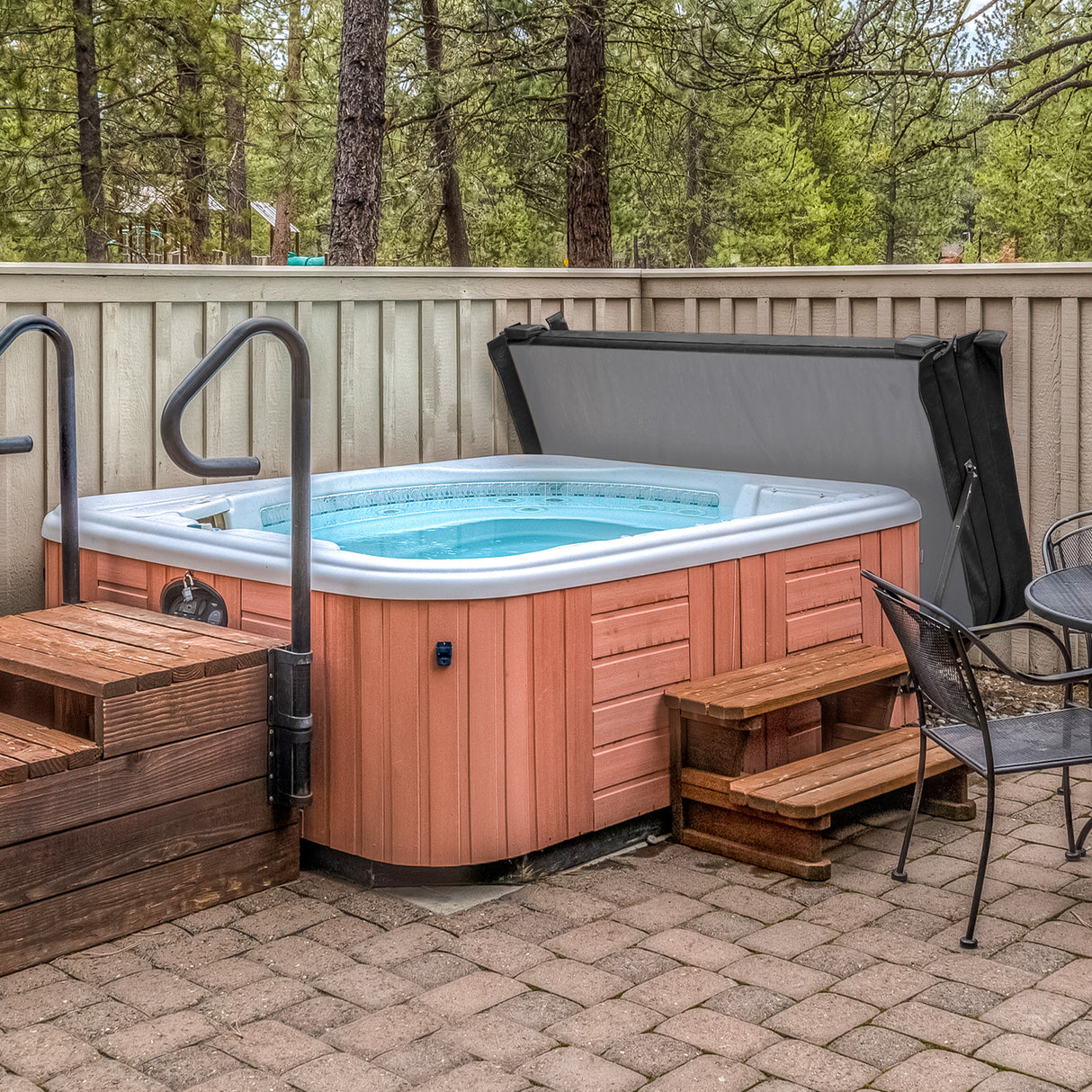 Housse de spa noire en matériau résistant, adaptée pour un spa de 220 cm x 220 cm, offrant protection et élégance extérieure