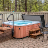 Housse de spa noire en matériau résistant, adaptée pour un spa de 220 cm x 220 cm, offrant protection et élégance extérieure