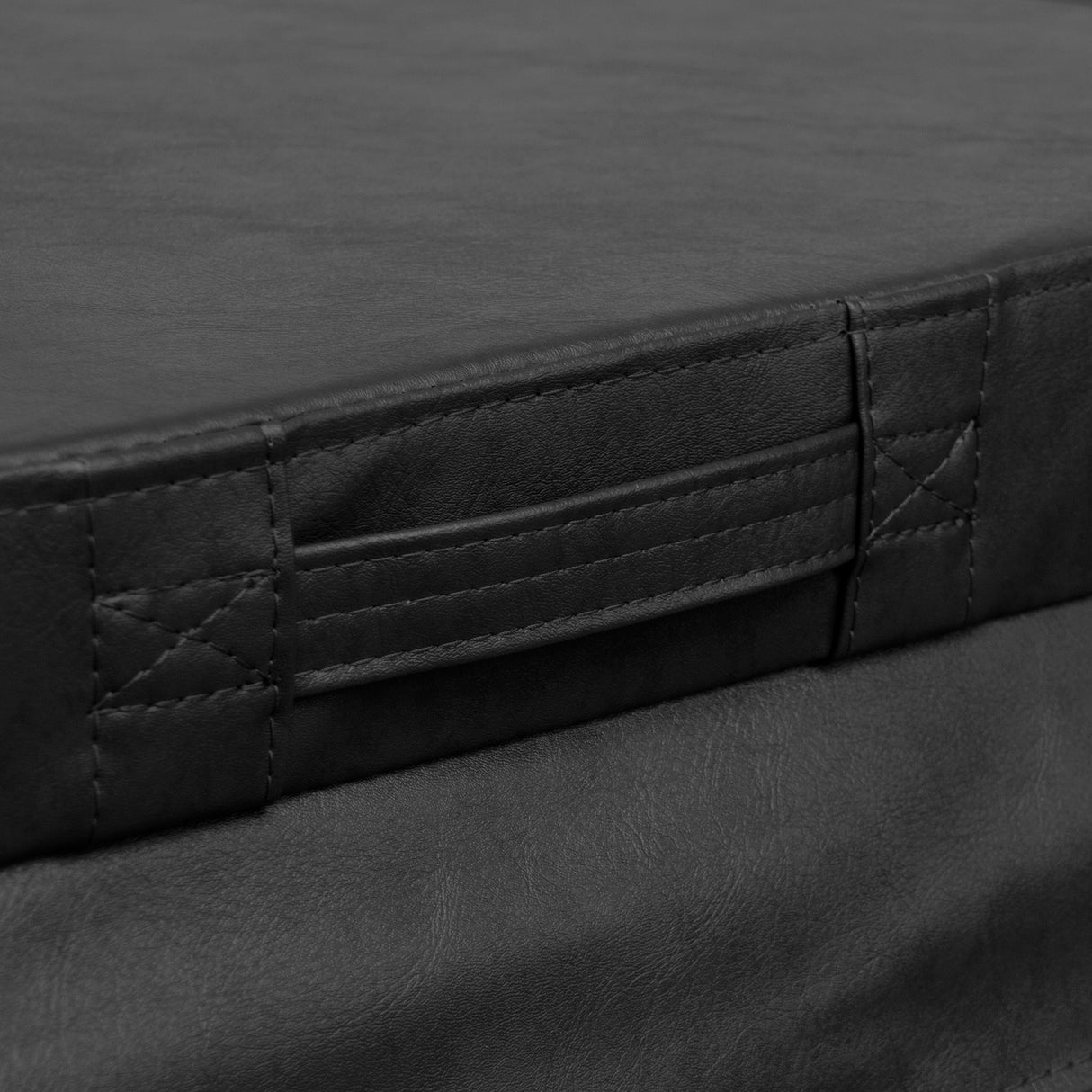 Housse de spa noire en simili cuir, texture lisse, dimensions 220 cm x 220 cm, avec poignées pour un transport facile