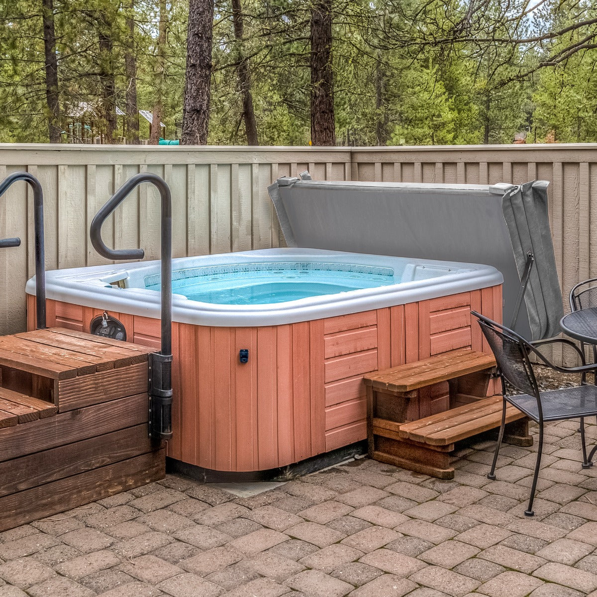Housse de spa grise pour spa de 220 cm x 220 cm, s'adaptant parfaitement à un spa en bois, offrant protection et style extérieur