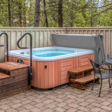 Housse de spa grise pour spa de 220 cm x 220 cm, s'adaptant parfaitement à un spa en bois, offrant protection et style extérieur