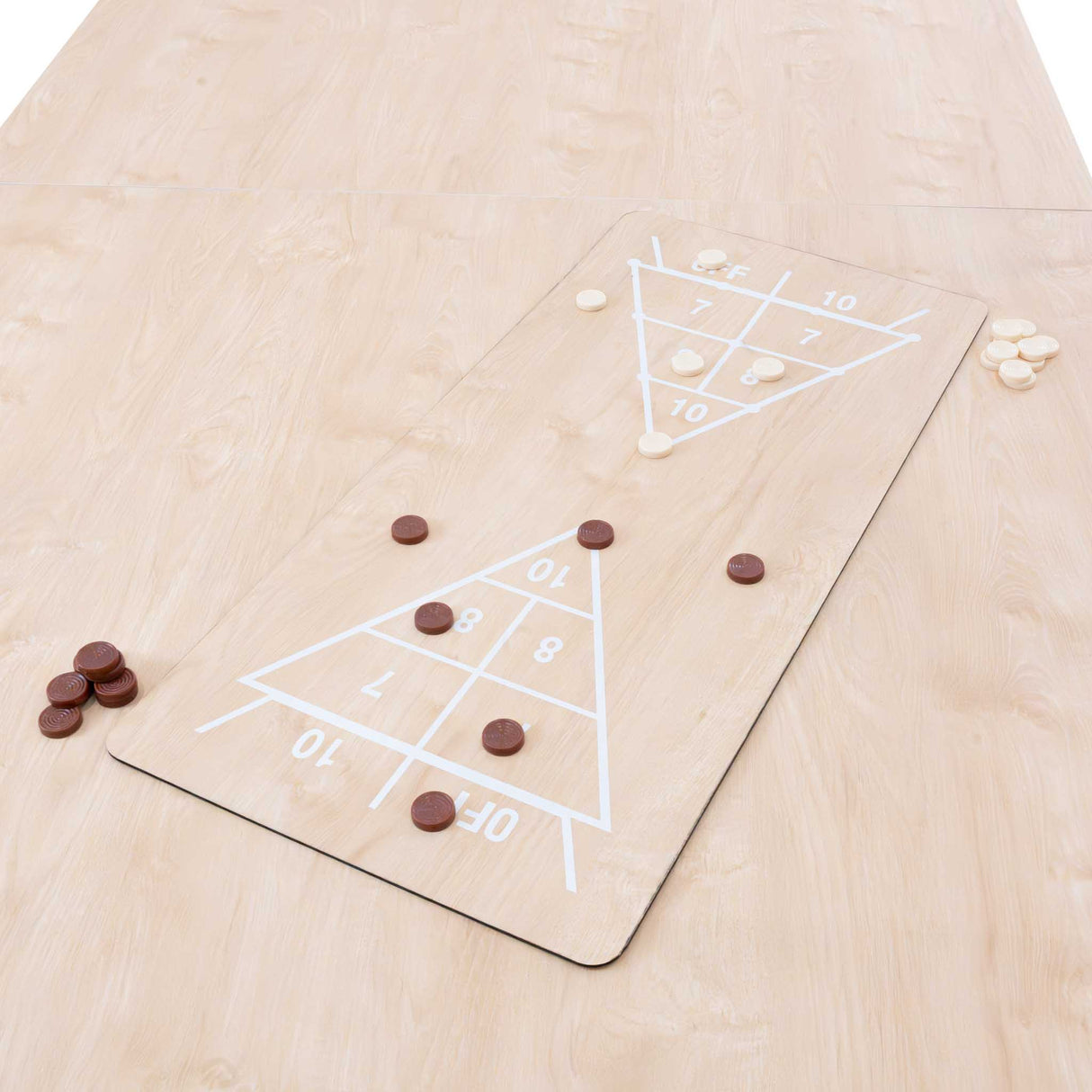 Table multi jeux 7 en 1 en chêne clair, surface lisse avec un design de jeu de société, pions en bois disposés sur le plateau