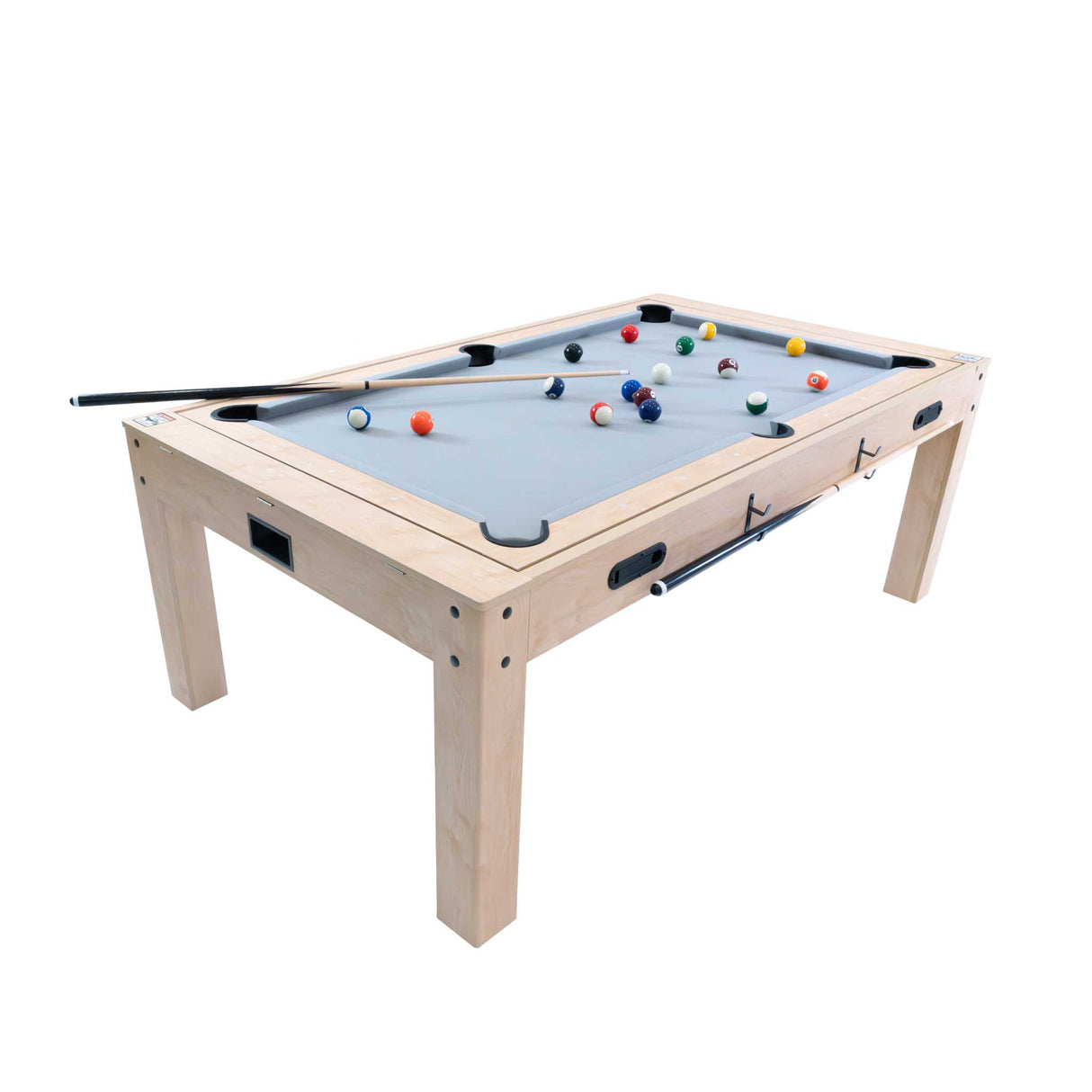 Table multi jeux 7 en 1 en chêne clair, surface de jeu grise, avec des billes colorées et une queue de billard en bois