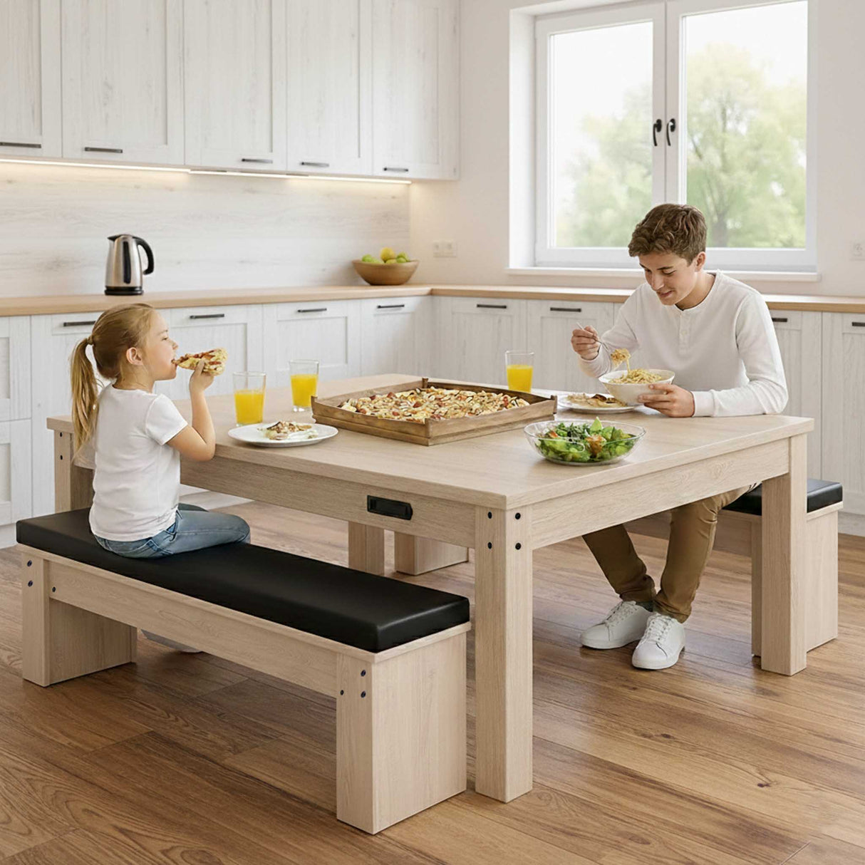Table multi jeux en chêne clair avec deux bancs noirs, enfants jouant et mangeant ensemble dans une cuisine lumineuse et moderne