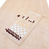 Table multi jeux en chêne clair avec échiquier et pions en bois, offrant une surface lisse et spacieuse pour jouer à divers jeux