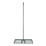 Niveleur de pelouse vert avec manche extensible de 100 cm, conçu pour égaliser le sol avec une base rectangulaire et des grilles robustes