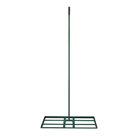Niveleur de pelouse vert avec manche extensible de 100 cm, conçu pour égaliser le sol avec une base rectangulaire et des grilles robustes