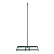 Niveleur de pelouse vert avec manche extensible de 100 cm, conçu pour égaliser le sol avec une base rectangulaire et une texture métallique