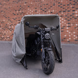 Tente de rangement moto grise, avec une structure en métal, protégeant une moto noire contre les intempéries et la poussière