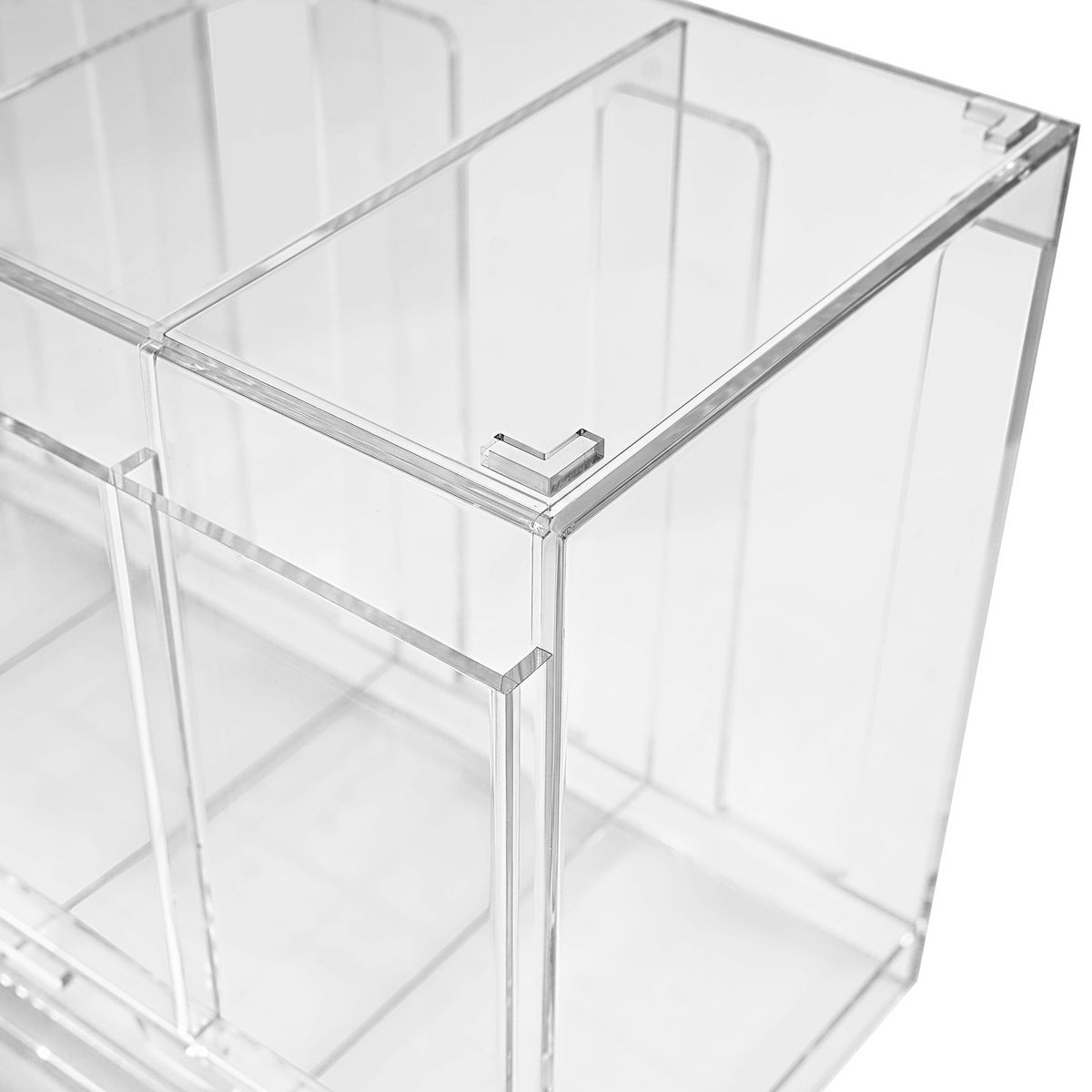 Boîte de rangement en acrylique transparent avec compartiments, offrant une vue claire et un design moderne et épuré