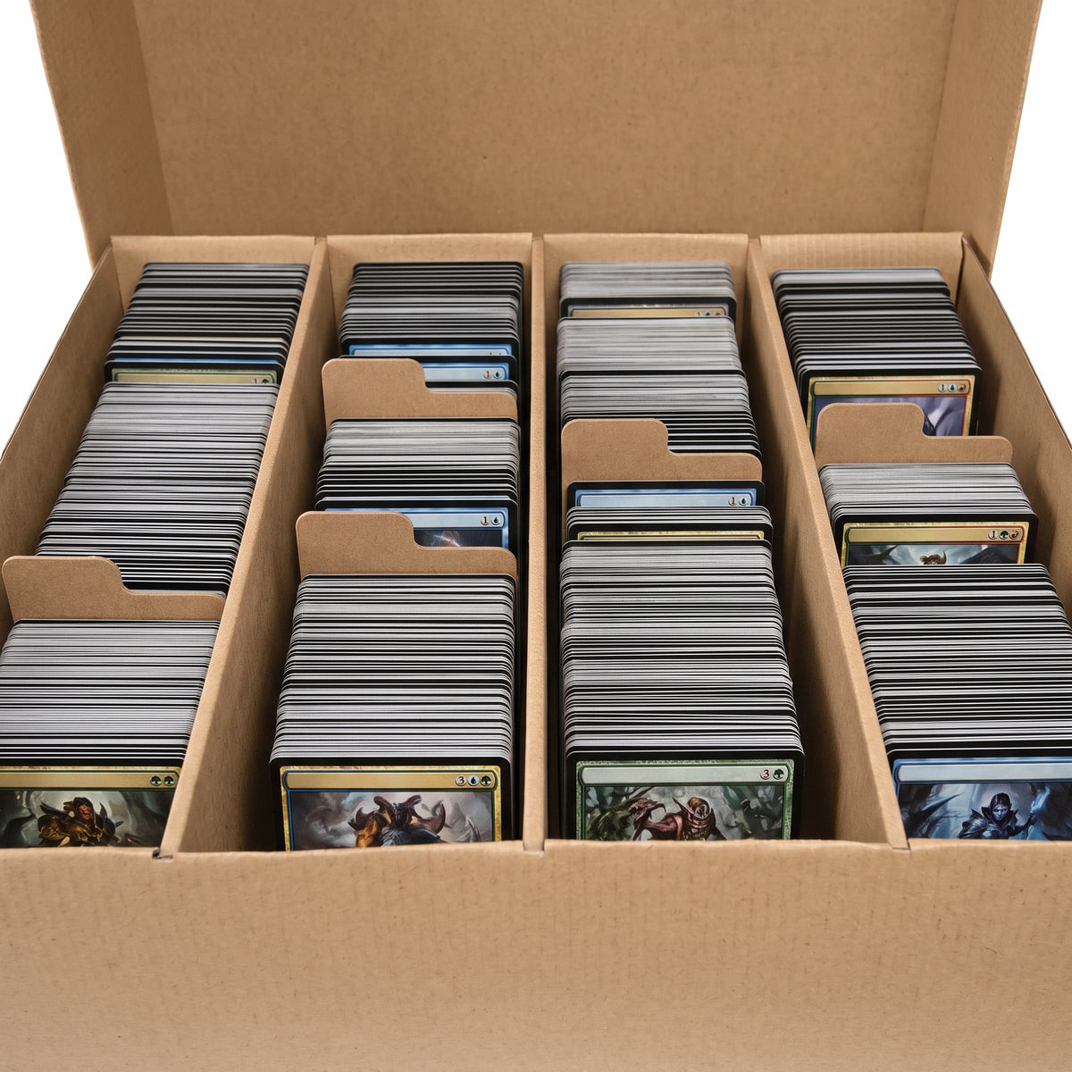 Boîte en carton contenant plusieurs rangées de cartes à jouer, avec des illustrations colorées et des bords noirs, soigneusement organisées