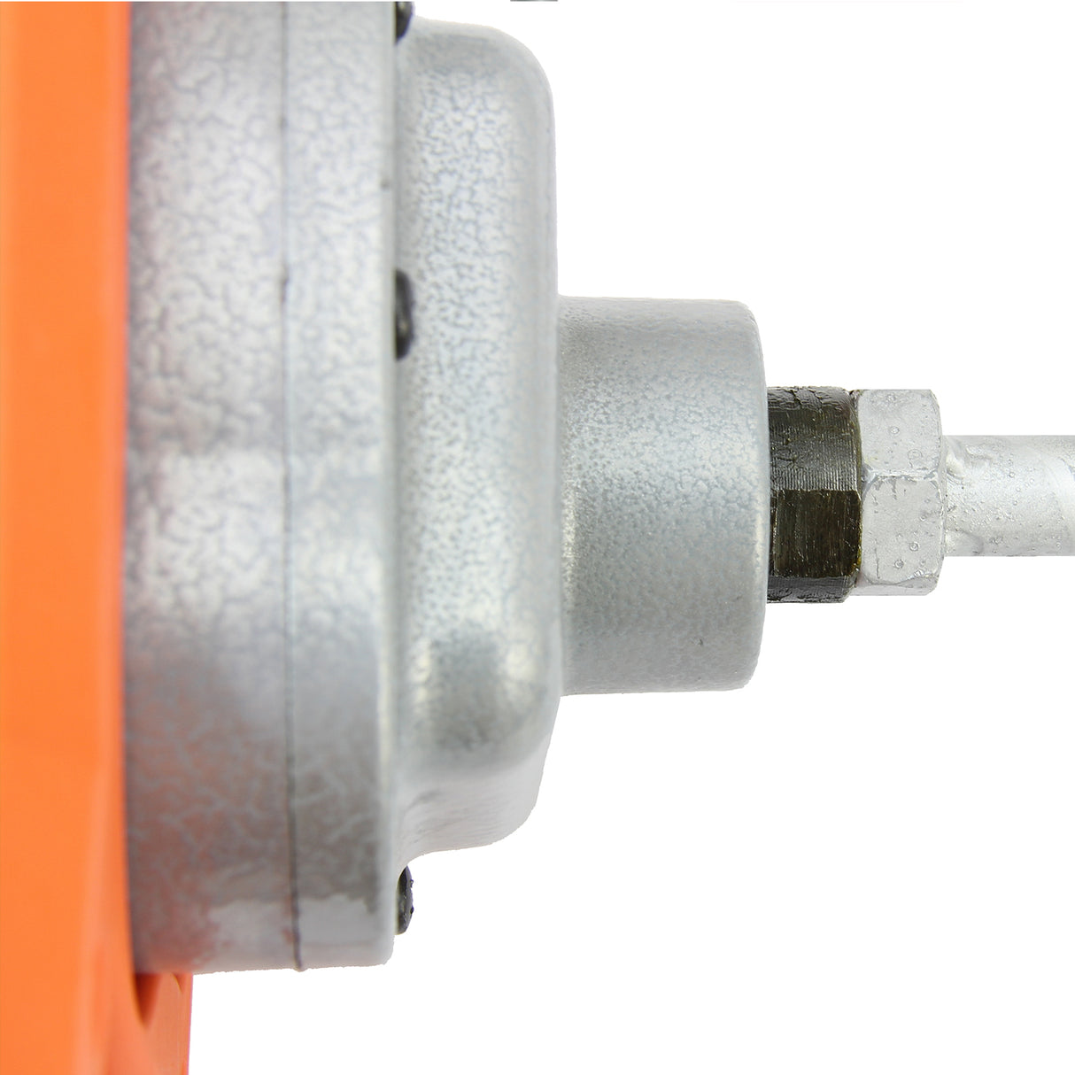 Batteur à main T-Mech avec un boîtier argenté texturé et un câble d'alimentation orange, conçu pour un usage pratique et efficace