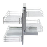 Paniers coulissants métalliques d’angle en finition argentée, avec quatre compartiments ouverts pour un rangement pratique et efficace