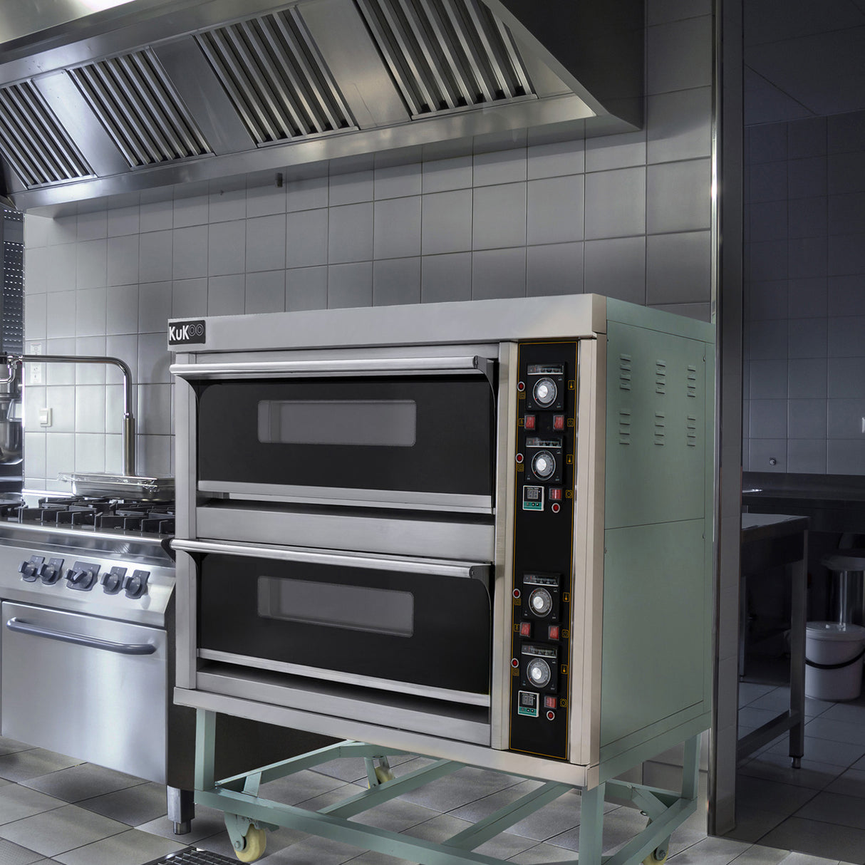 Four à pizza professionnel KuKoo en acier inoxydable, avec deux compartiments, boutons de contrôle et surface lisse, idéal pour les cuisines commerciales