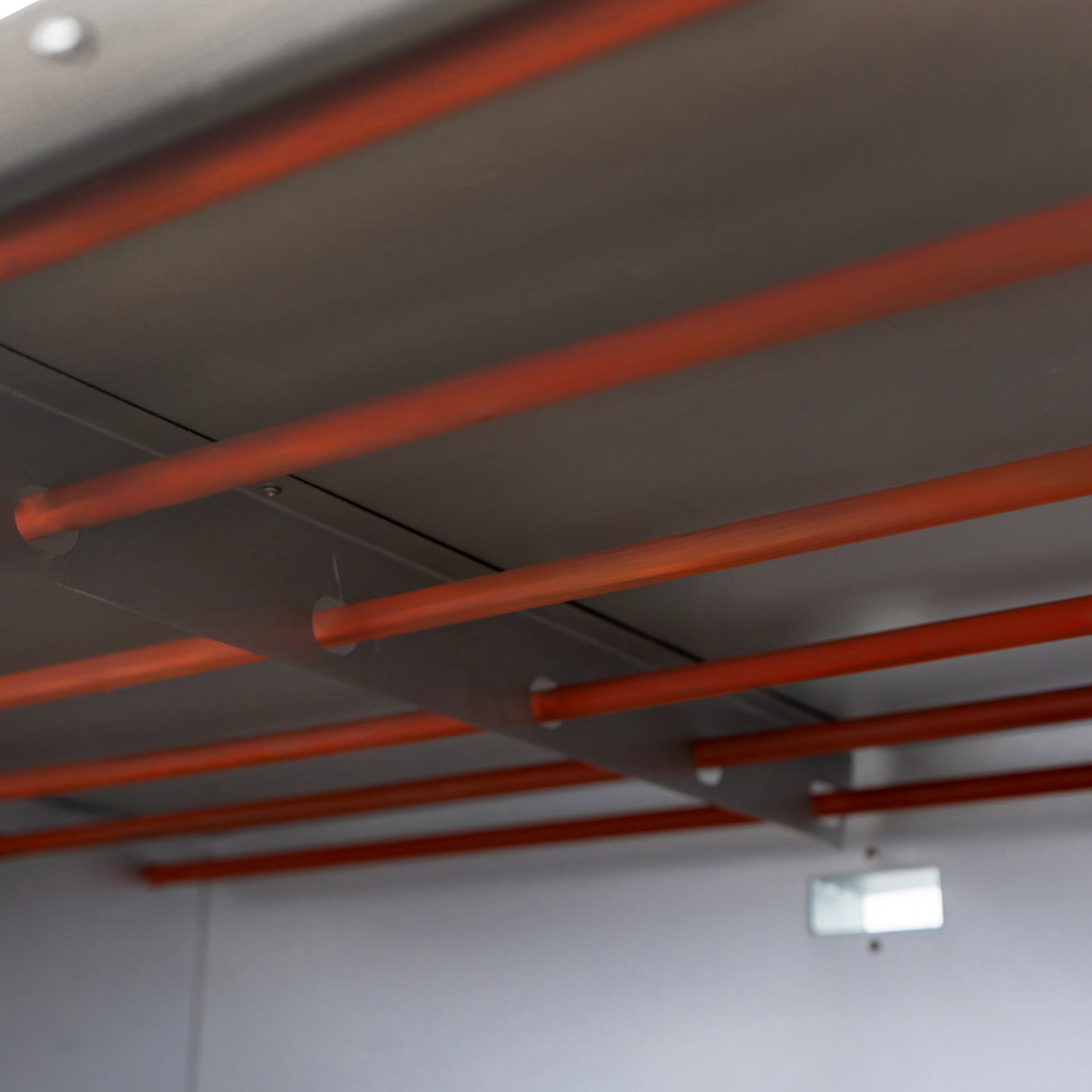 Intérieur du four à pizza KuKoo, avec des barres métalliques orange et une finition en acier inoxydable, conçu pour une cuisson professionnelle
