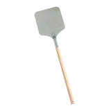 Pelle à pizza KuKoo de 22 cm avec une spatule en métal argenté et un long manche en bois clair, idéale pour servir des pizzas chaudes
