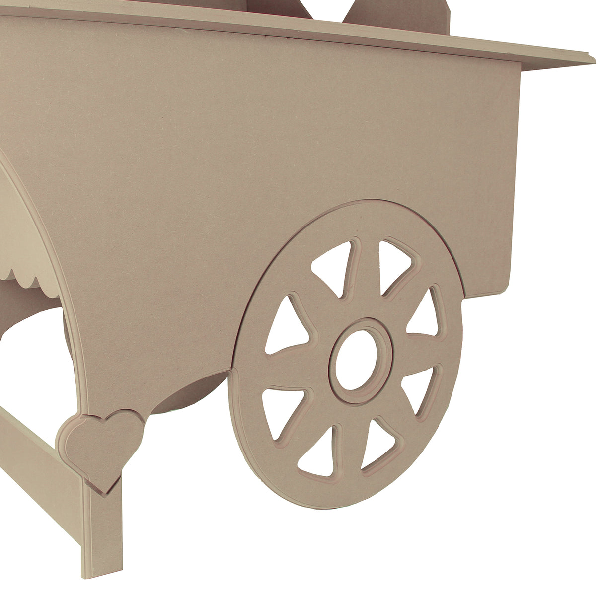 Chariot à bonbons en carton marron, avec des roues décoratives en forme de cœur et un design vintage élégant, parfait pour les événements