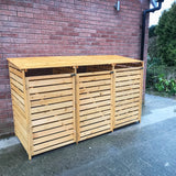 Cache-poubelle triple en bois clair avec lattes horizontales, finition lisse, conçu pour un rangement extérieur élégant et pratique