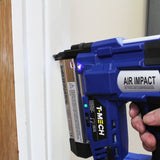 Agrafeuse-cloueuse électrique T-Mech bleue, avec un design ergonomique, éclairage LED et chargeur visible, prête à l'emploi
