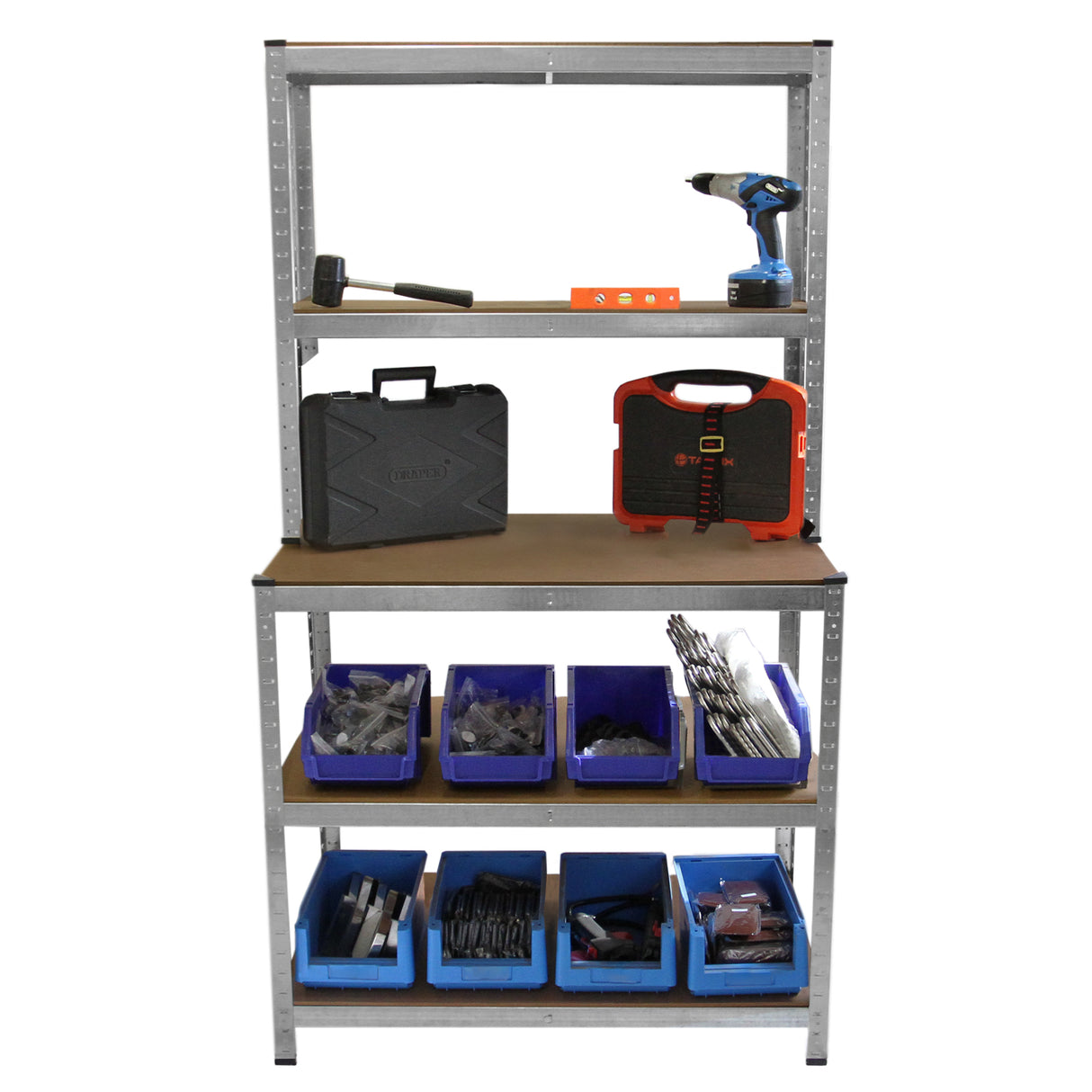 Établi de travail en acier galvanisé avec étagères, outils, boîtes de rangement bleues et mallette noire sur des surfaces brunes