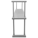 Étagère d'appoint en métal argenté à deux niveaux, avec une surface lisse et des pieds robustes, idéale pour le rangement moderne