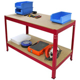 Établi de travail Q-Rax en acier rouge de 100 cm avec surface en bois, outils variés, et bacs de rangement bleus sur le dessus