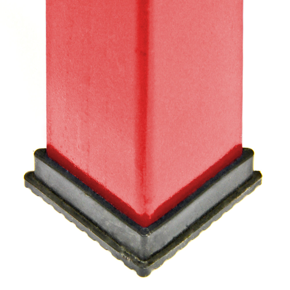 Pied en caoutchouc noir d'un établi de travail Q-Rax, support en acier rouge, offrant stabilité et durabilité pour un usage intensif