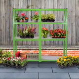 Rayonnage vert résistant à l'eau avec étagères en métal, rempli de pots de fleurs colorés et de plantes sur un fond de mur en bois