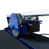 Scie de carrelage sur table avec moteur bleu, lame circulaire en acier, surface de travail noire et robuste, design compact et fonctionnel