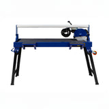Scie de carrelage sur table de 920 mm, structure en métal bleu, surface de travail noire, équipée d'un moteur de 1200 W