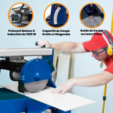 Scie de carrelage sur table avec moteur puissant de 1200 W, coupe précise et guide laser, utilisateur en action sur carreau blanc