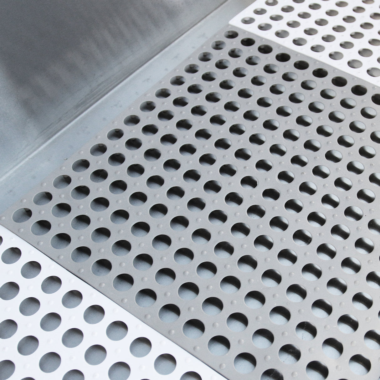 Baignoire de toilettage en inox avec un fond perforé, offrant une texture antidérapante et une finition lisse et brillante