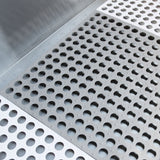 Baignoire de toilettage en inox avec un fond perforé, offrant une texture antidérapante et une finition lisse et brillante
