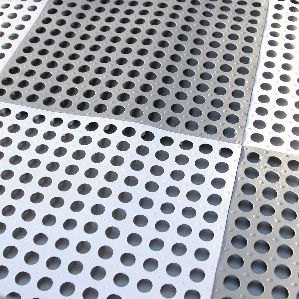 Surface en inox perforée avec des trous ronds, offrant une texture antidérapante, idéale pour une baignoire de toilettage de 670 mm