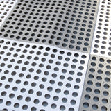 Surface en inox perforée avec des trous ronds, offrant une texture antidérapante, idéale pour une baignoire de toilettage de 670 mm
