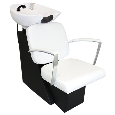 Fauteuil de salon de coiffure en blanc avec lavabo intégré, accoudoirs en métal argenté et base noire élégante, design moderne et confortable