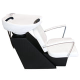 Fauteuil de salon de coiffure moderne avec lavabo, design élégant, rembourrage blanc, structure noire, accoudoirs chromés brillants