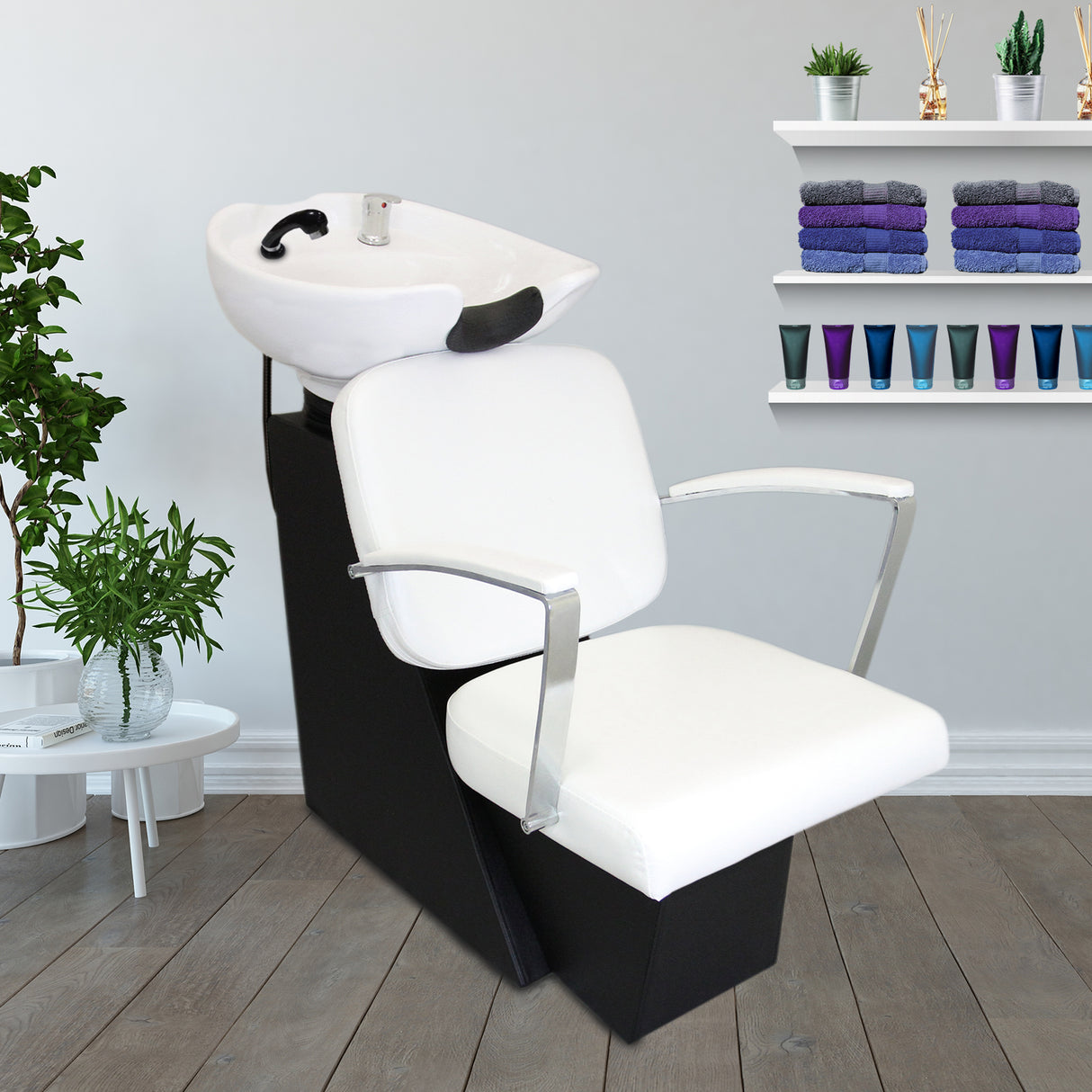 Fauteuil de salon de coiffure blanc avec lavabo intégré, accoudoirs en métal, design moderne sur fond de décor minimaliste et élégant