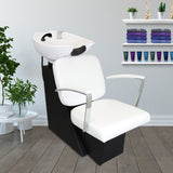Fauteuil de salon de coiffure blanc avec lavabo intégré, accoudoirs en métal, design moderne sur fond de décor minimaliste et élégant