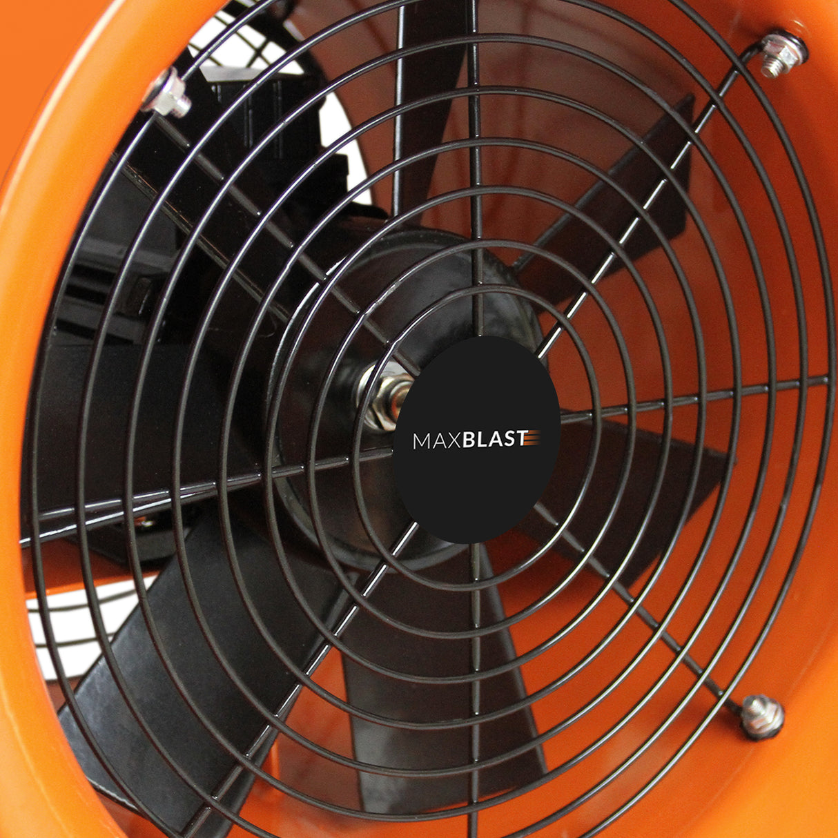 Ventilateur industriel MAXBLAST orange avec grille noire, moteur puissant de 320 W et conduit de 12 m, conçu pour une circulation d'air efficace