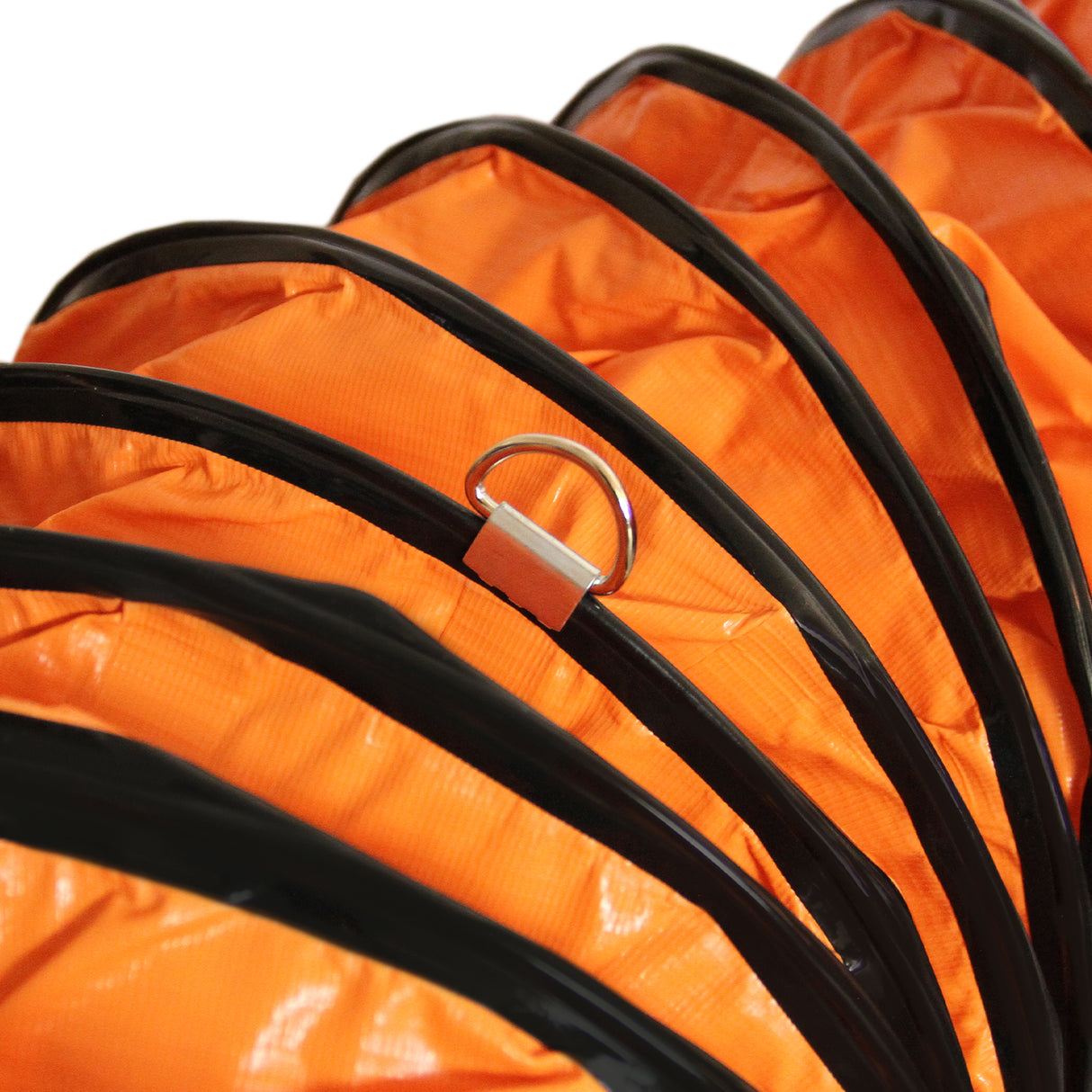 Conduit orange pliable de 12 m avec anneaux en métal, conçu pour un ventilateur industriel, texture résistante et souple