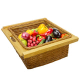 Panier coulissant en pin rempli de légumes colorés, incluant poivrons, aubergines, radis et pommes, avec texture tressée naturelle