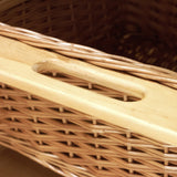 Panier coulissant en pin de 600 mm, tressé avec des poignées en bois, couleur miel, texture naturelle et design fonctionnel