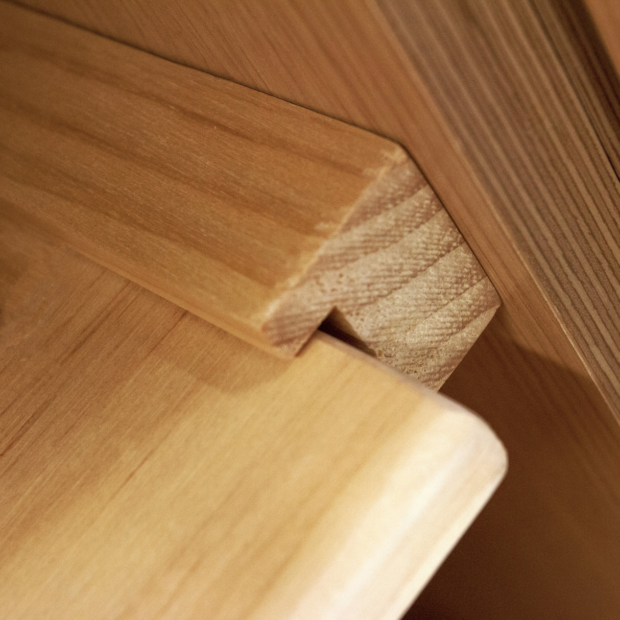 Panier coulissant en pin de 600 mm, avec finition lisse, couleur bois naturel et bords arrondis, idéal pour un rangement pratique