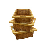Trois paniers coulissants en pin, tressés, de couleur miel, avec des poignées en bois, parfaits pour le rangement et l'organisation