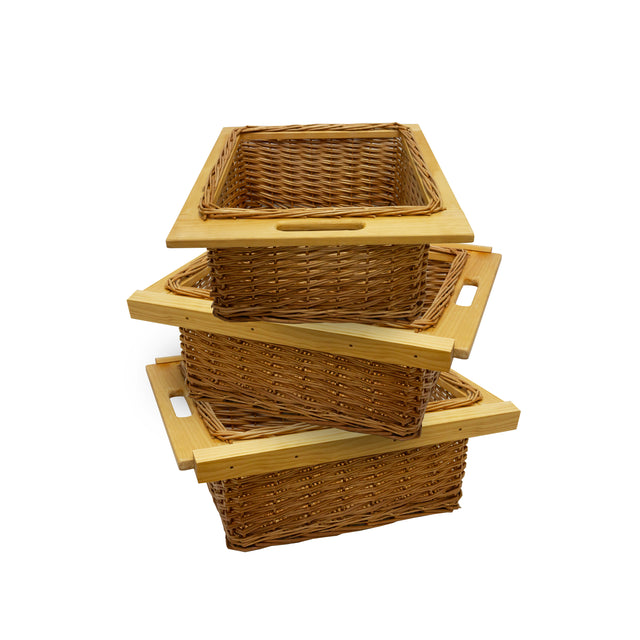 Trois paniers coulissants en pin, tressés, de couleur miel, avec des poignées en bois, parfaits pour le rangement et l'organisation