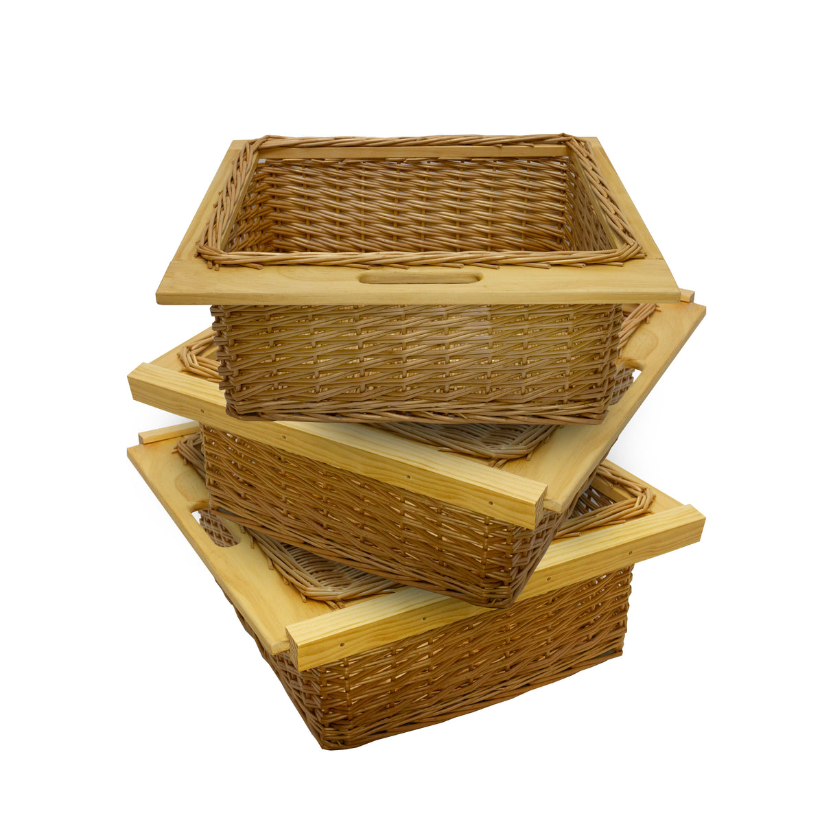 Trois paniers coulissants en pin, tressés, de couleur beige clair, avec des poignées en bois, parfaits pour le rangement élégant
