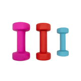 Haltères en néoprène de différentes tailles : rose, rouge et bleu, avec une texture lisse et des formes ergonomiques pour un entraînement confortable