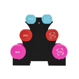 Haltères colorés sur un support noir, avec des poids de 1 kg (bleu), 2 kg (rouge), et 3 kg (rose), offrant une variété pour l'entraînement